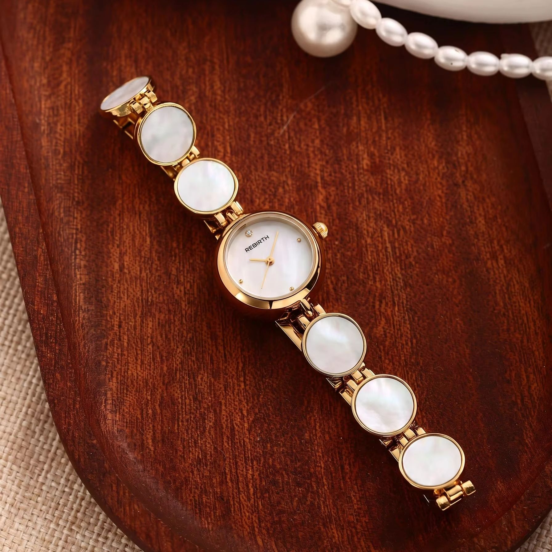 Jewelry Diamond Watches - นาฬิกาควอตซ์ผู้หญิงสุดหรูหราประดับเพชรรูปใบโคลเวอร์สี่แฉก หน้าปัดกลมเล็กทำจากมุกธรรมชาติพร้อมตัวเลขโรมัน ฝังมุกและเพชรเทียมพร้อมสายสแตนเลสสีทอง ดีไซน์หรูหราสำหรับผู้หญิง