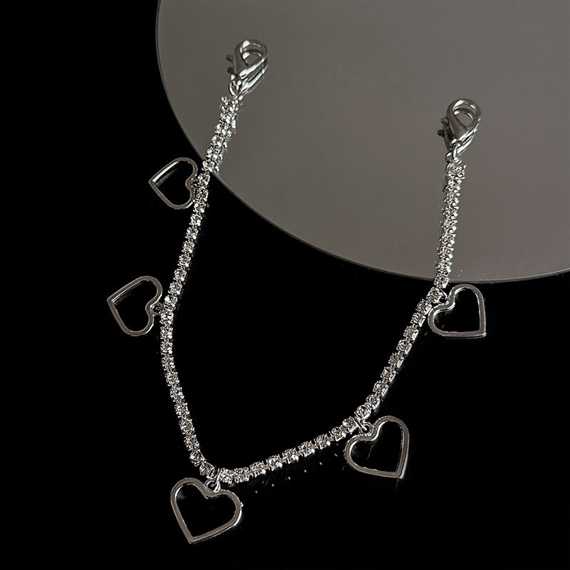 Hip Hop Chain Necklace - รองเท้ากลวงเหล็กสลักรูปหัวใจสีเงินสไตล์ยุโรปและอเมริกากระเป๋าหนังสำหรับผู้หญิงใส่ได้ทั้งชายและหญิงหัวเข็มขัดรองเท้าสำหรับงานปาร์ตี้ฮาโลวีน